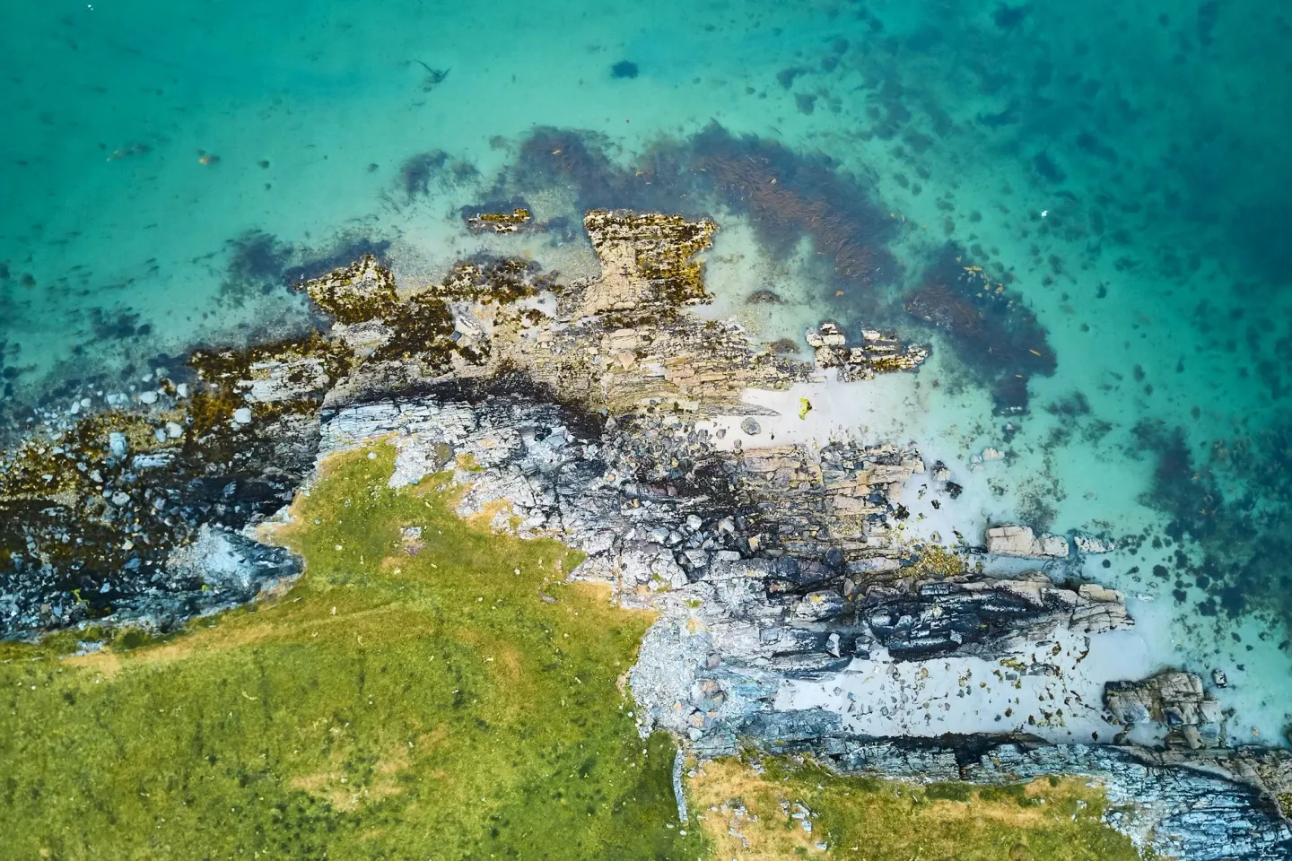 Türkisfarbenes Wasser an der felsigen irischen Küste