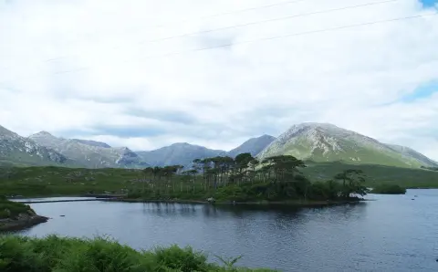 Derryclare Lake und die Berge von Connemara
